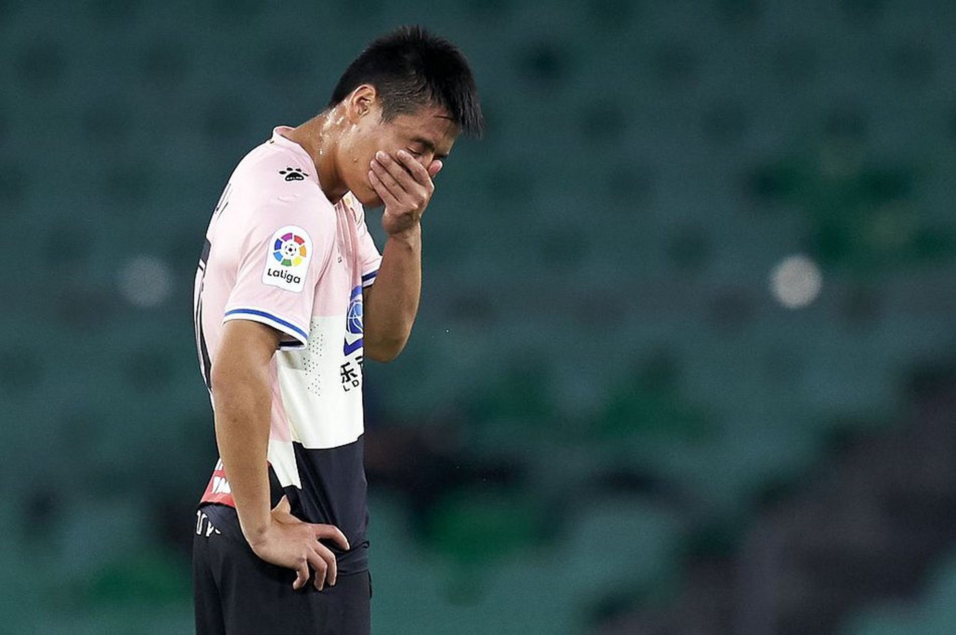 包含青年队客场遭遇一场失利，保级形势堪忧的词条