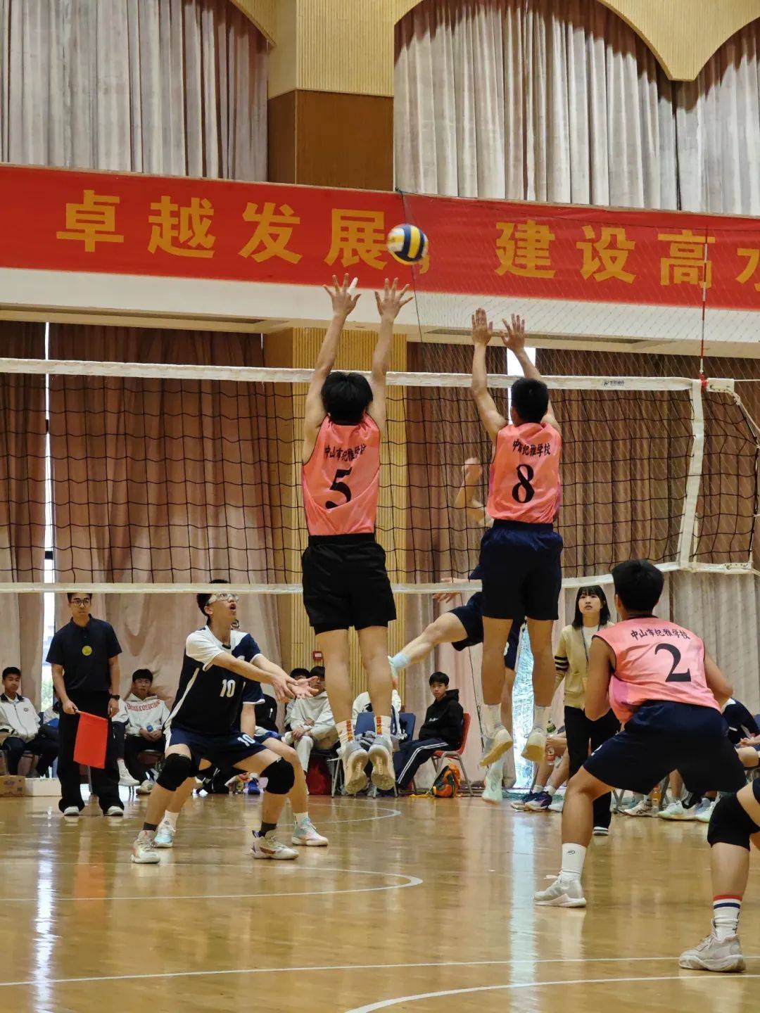 开云体育下载-男子排球比赛拼尽全力，团队默契无限的简单介绍