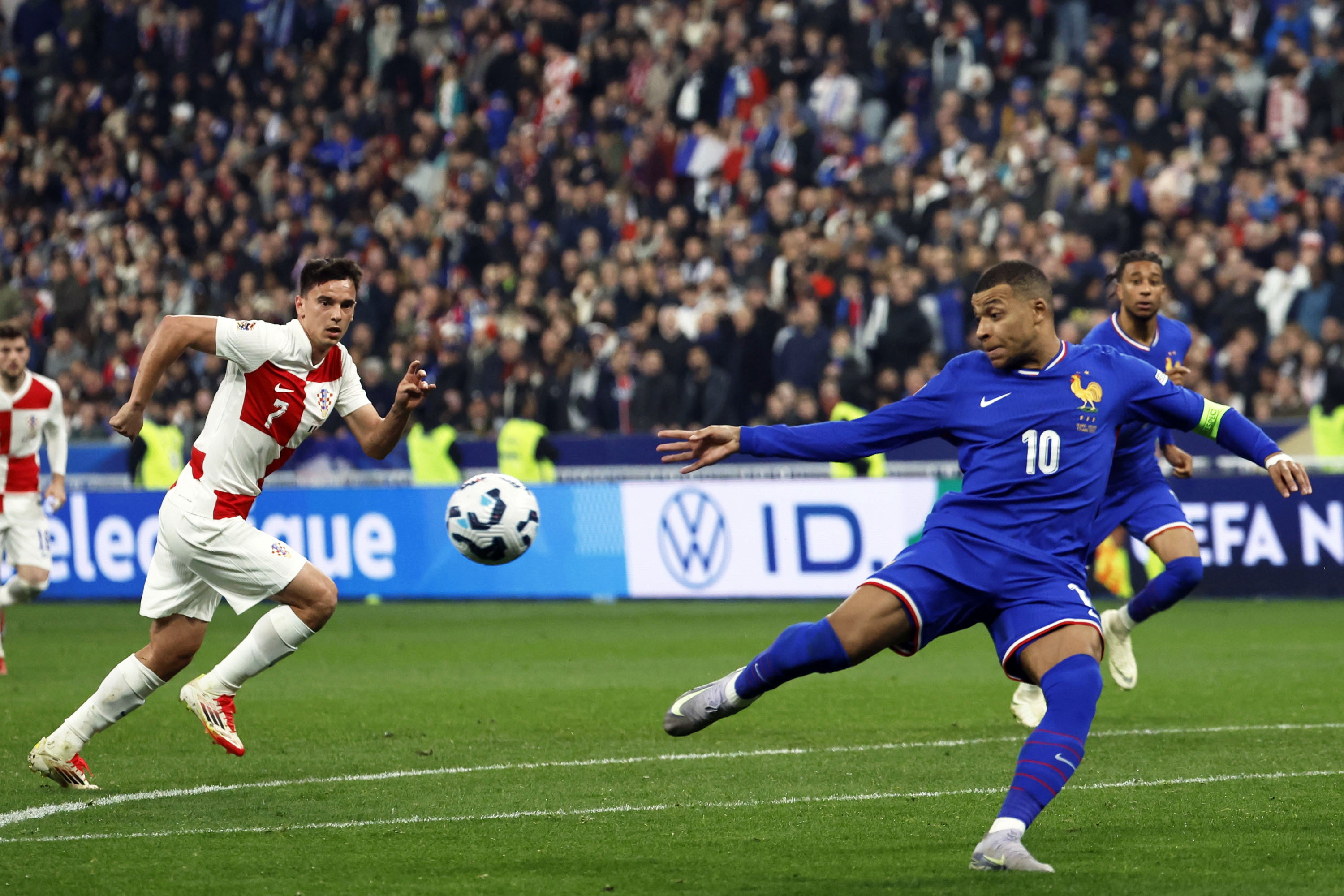 欧国联比赛频频上演绝杀，球队竞技激烈