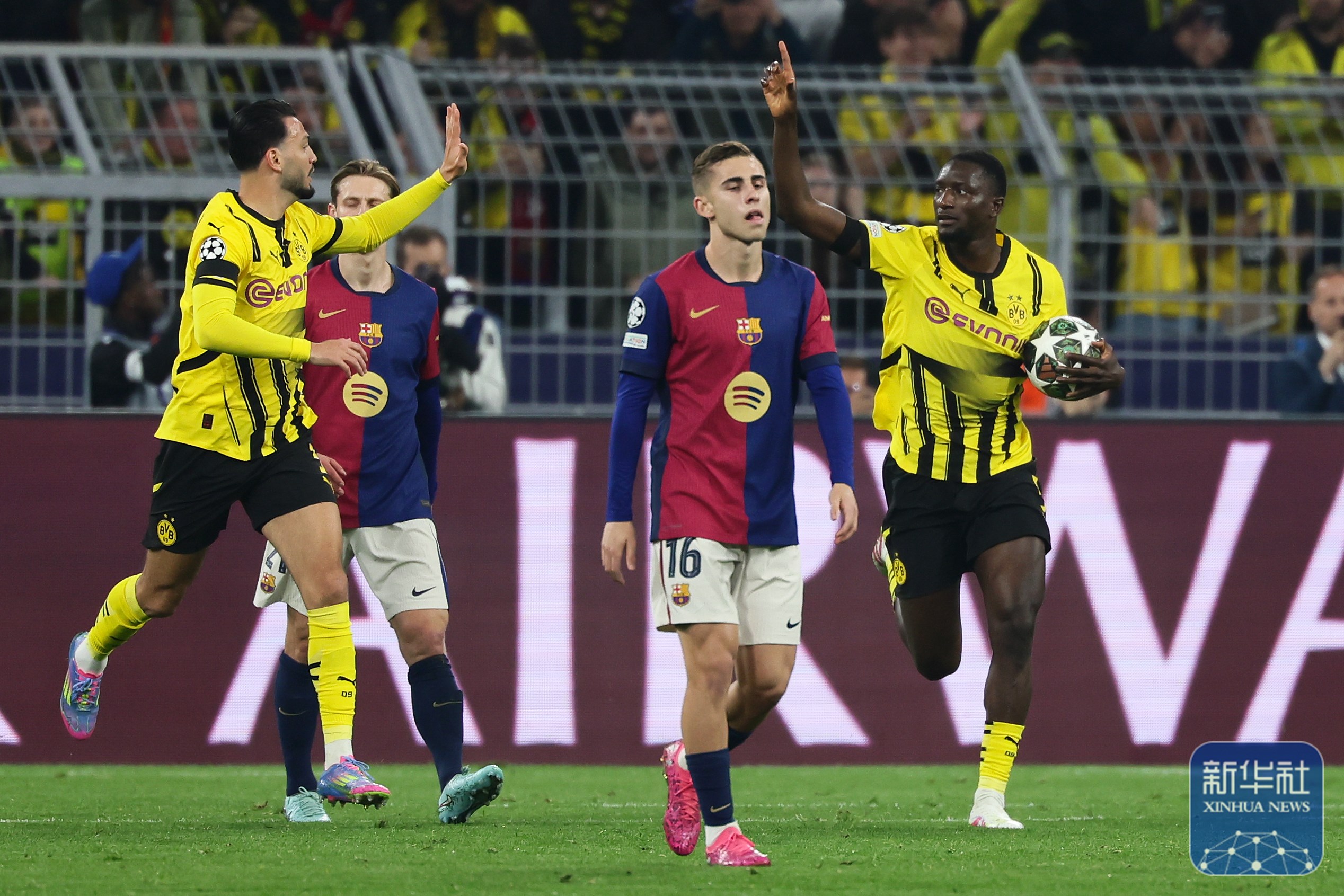 开云体育-巴萨客场失利，备战欧冠遭挫