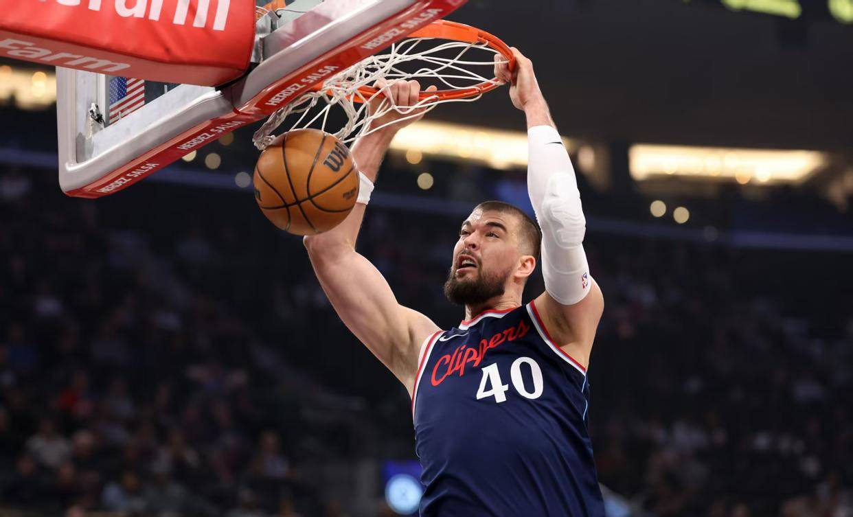 太阳队反击成功，一记关键进攻打动观众