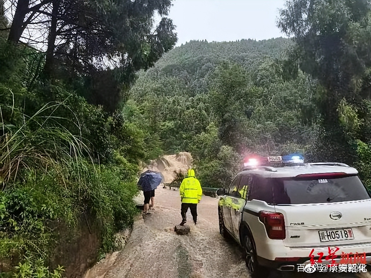 比赛中突发暴雨,裁判临时中断比赛 比赛中突发暴雨,裁判临时中断比赛