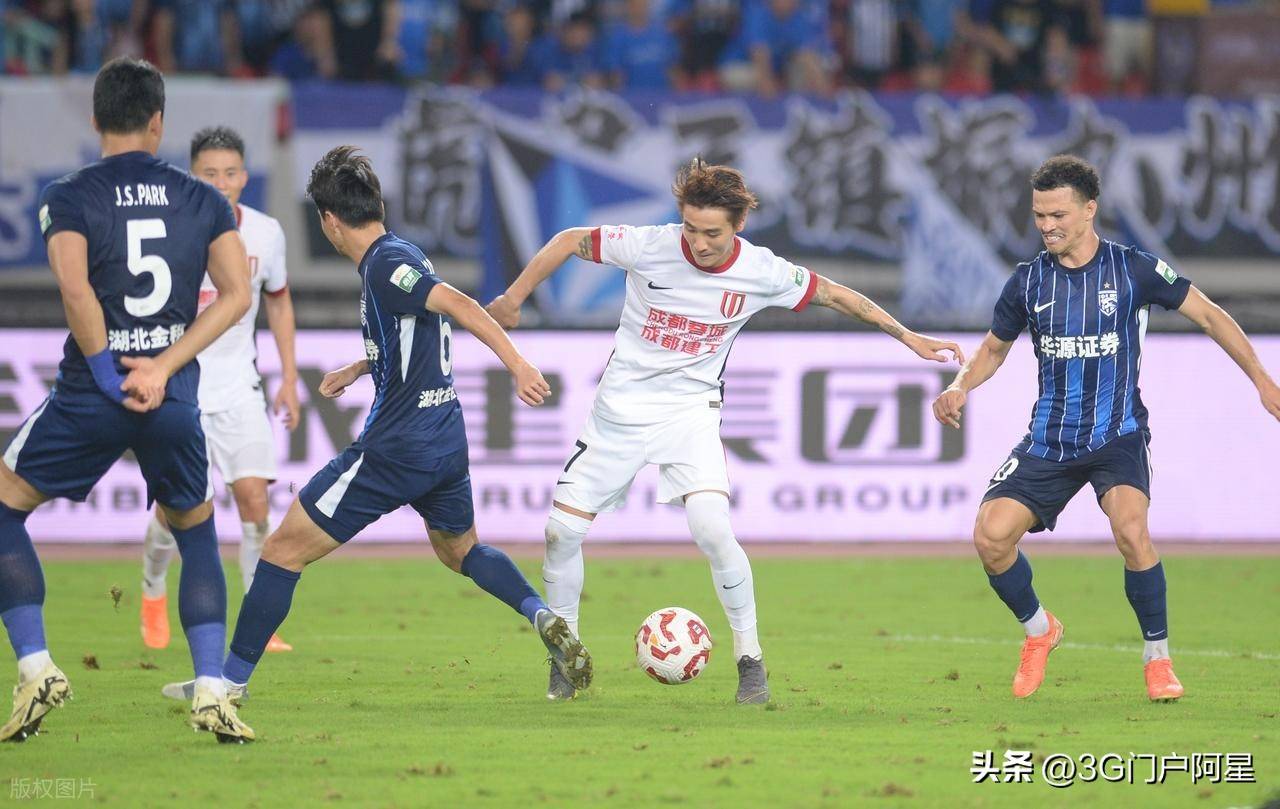 中超赛场角逐激烈,球队士气高涨的简单介绍 中超赛场角逐激烈,球队士气高涨的简单介绍