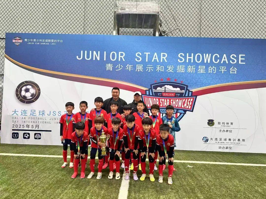 关于著名足球赛事中一支球队的胜利创造佳绩的信息 关于著名足球赛事中一支球队的胜利创造佳绩的信息