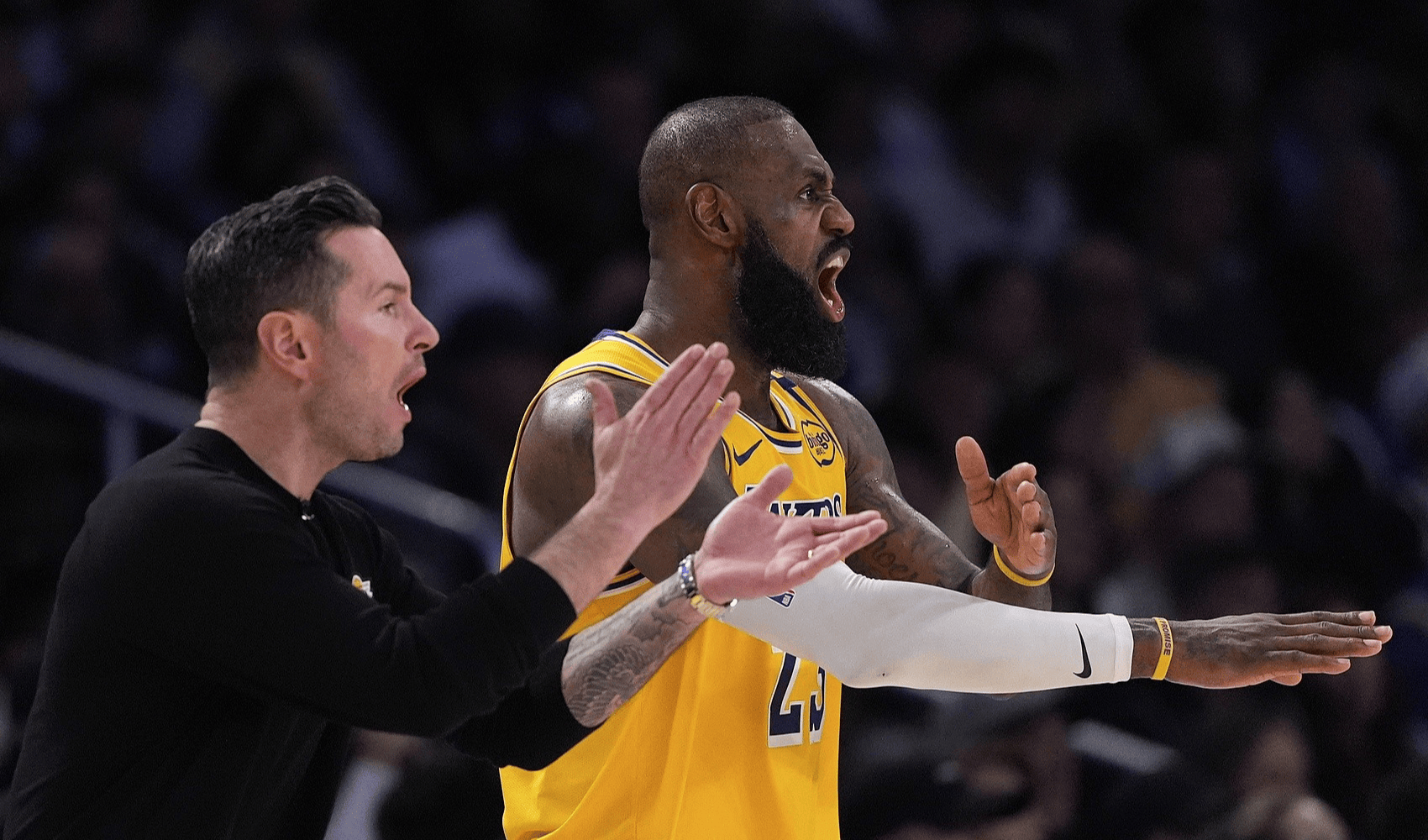 包含篮球球员质疑裁判判罚是非，引发队伍抗议的词条