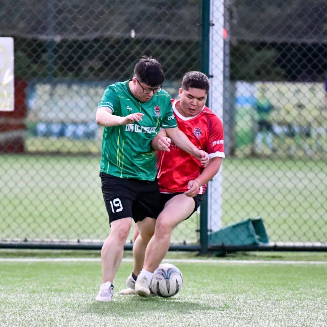 比赛白热化!观众目不转睛观看 比赛白热化!观众目不转睛观看