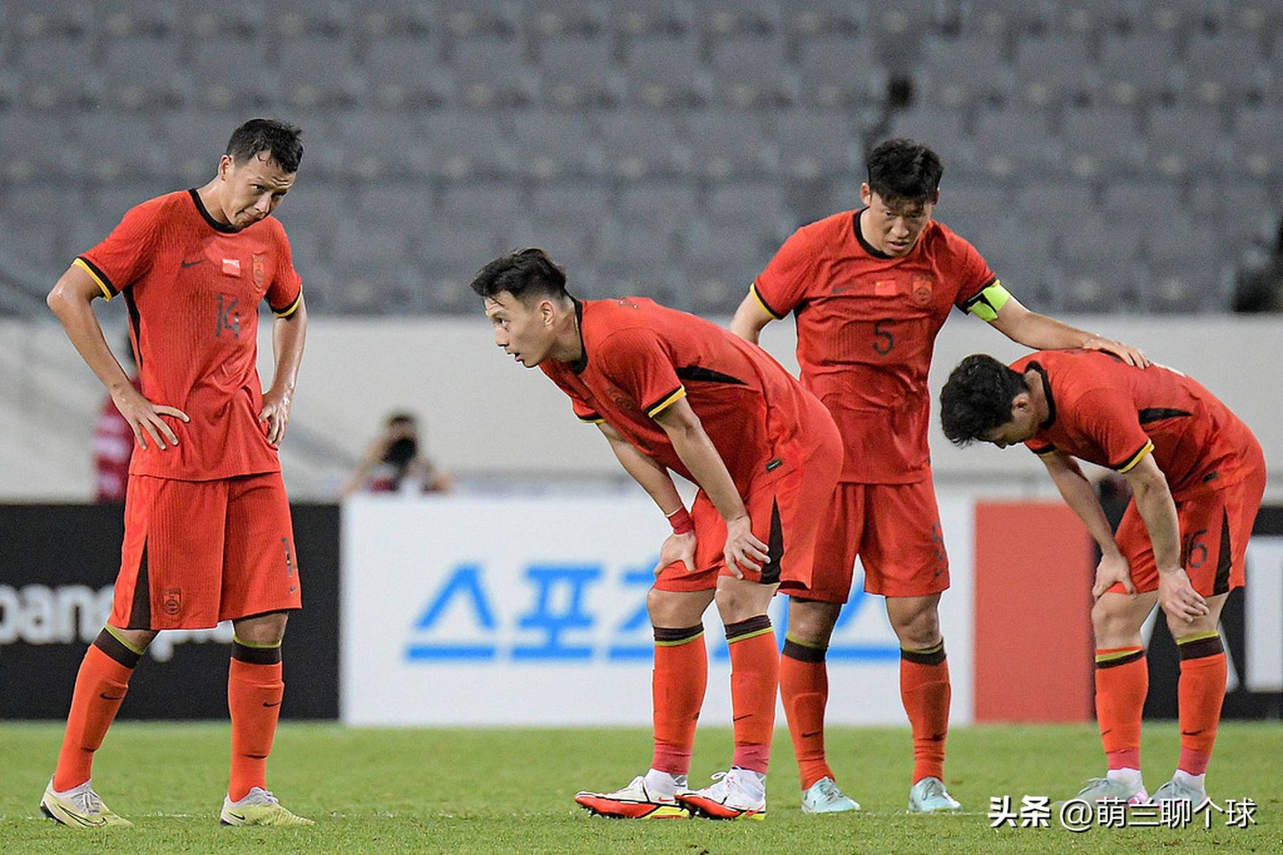 国足团队协作，取得比赛胜利绝对优势