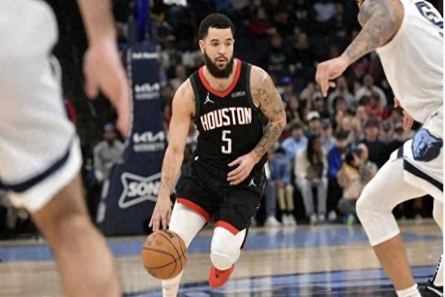 开云体育在线-球队表现低迷，球迷情绪波动