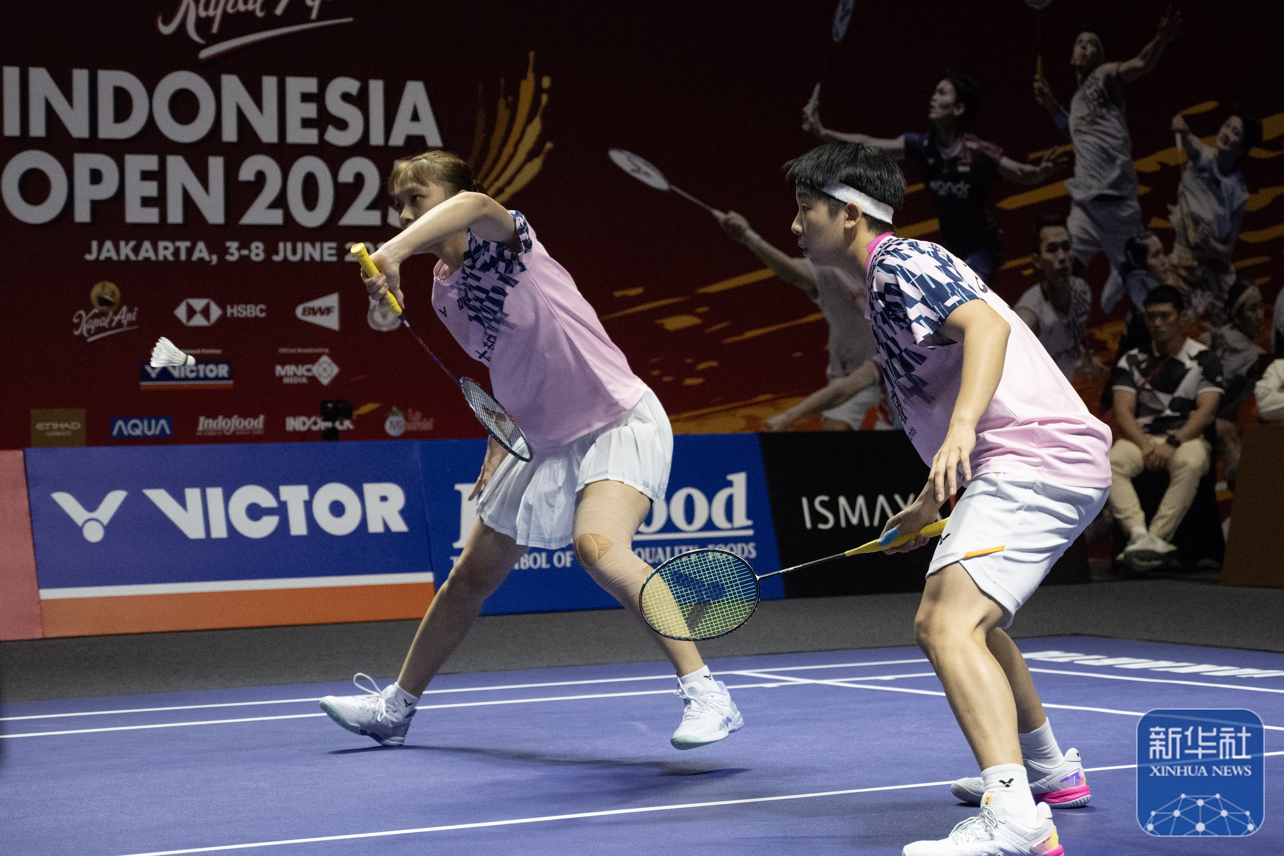 羽毛球混双对决激烈，最终分出胜负