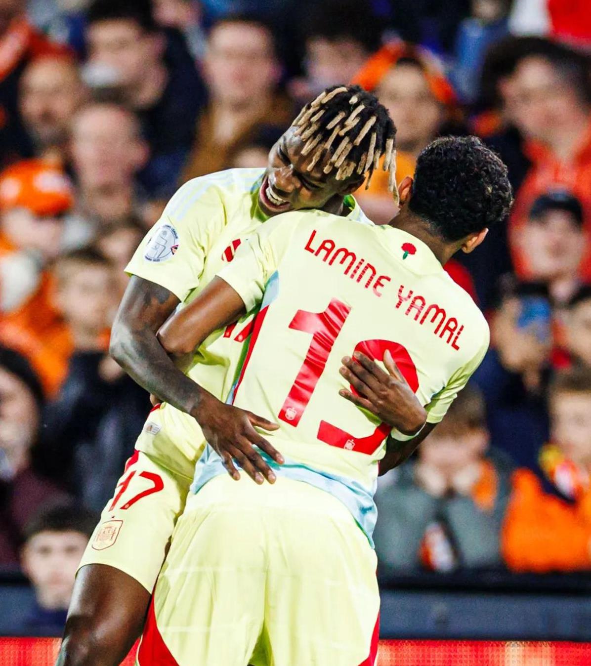 足球场上风云变幻，各队实力角逐的简单介绍