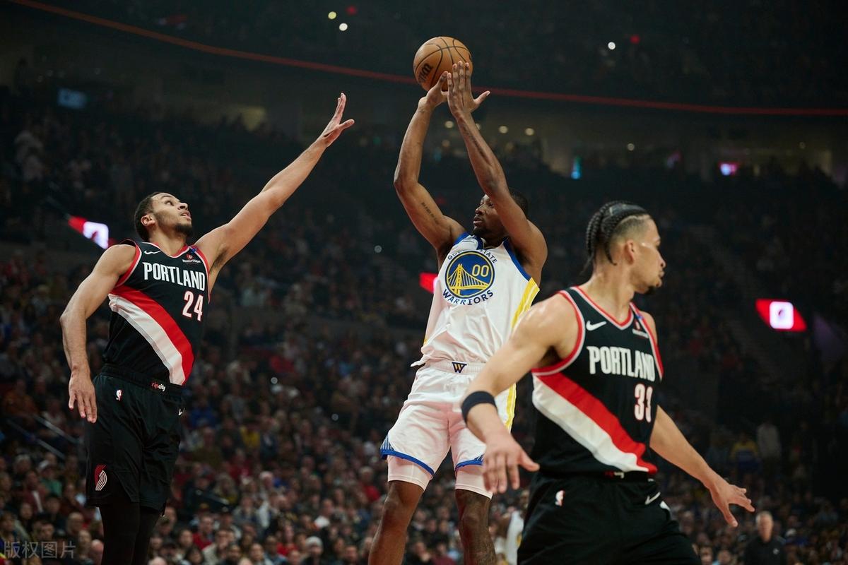 包含开拓者队主场战斗力爆棚，轻松击败对手的词条