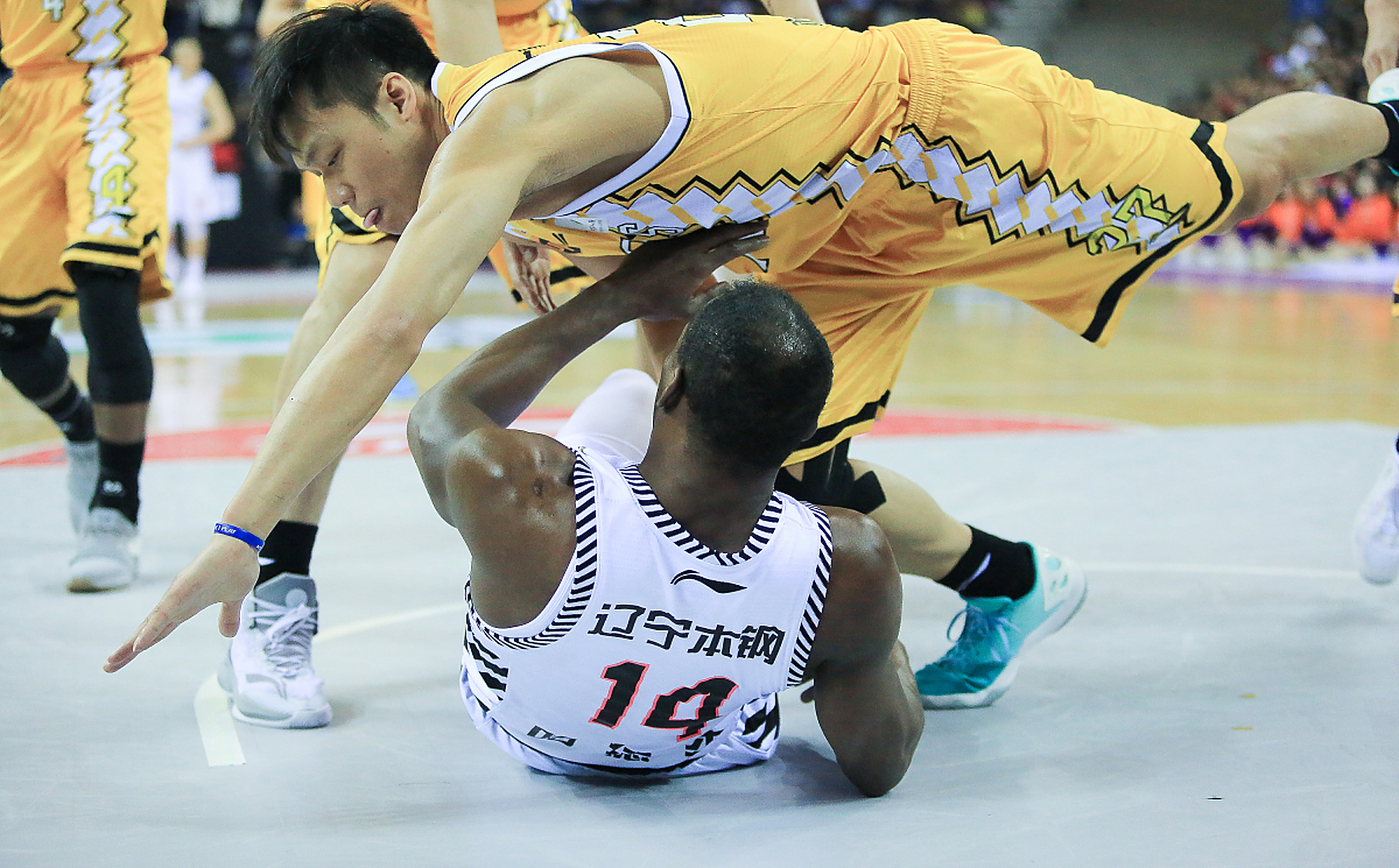 开云体育官方网站-云南男篮客场大胜，成功挺进季后赛