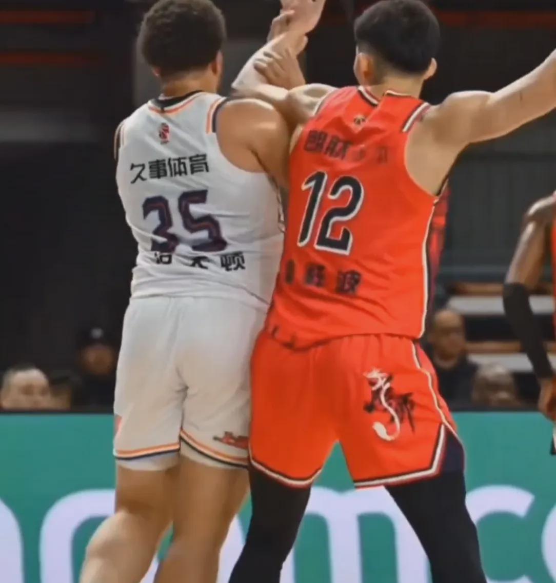 广州队在关键时刻拔得头筹，赢得比赛胜利