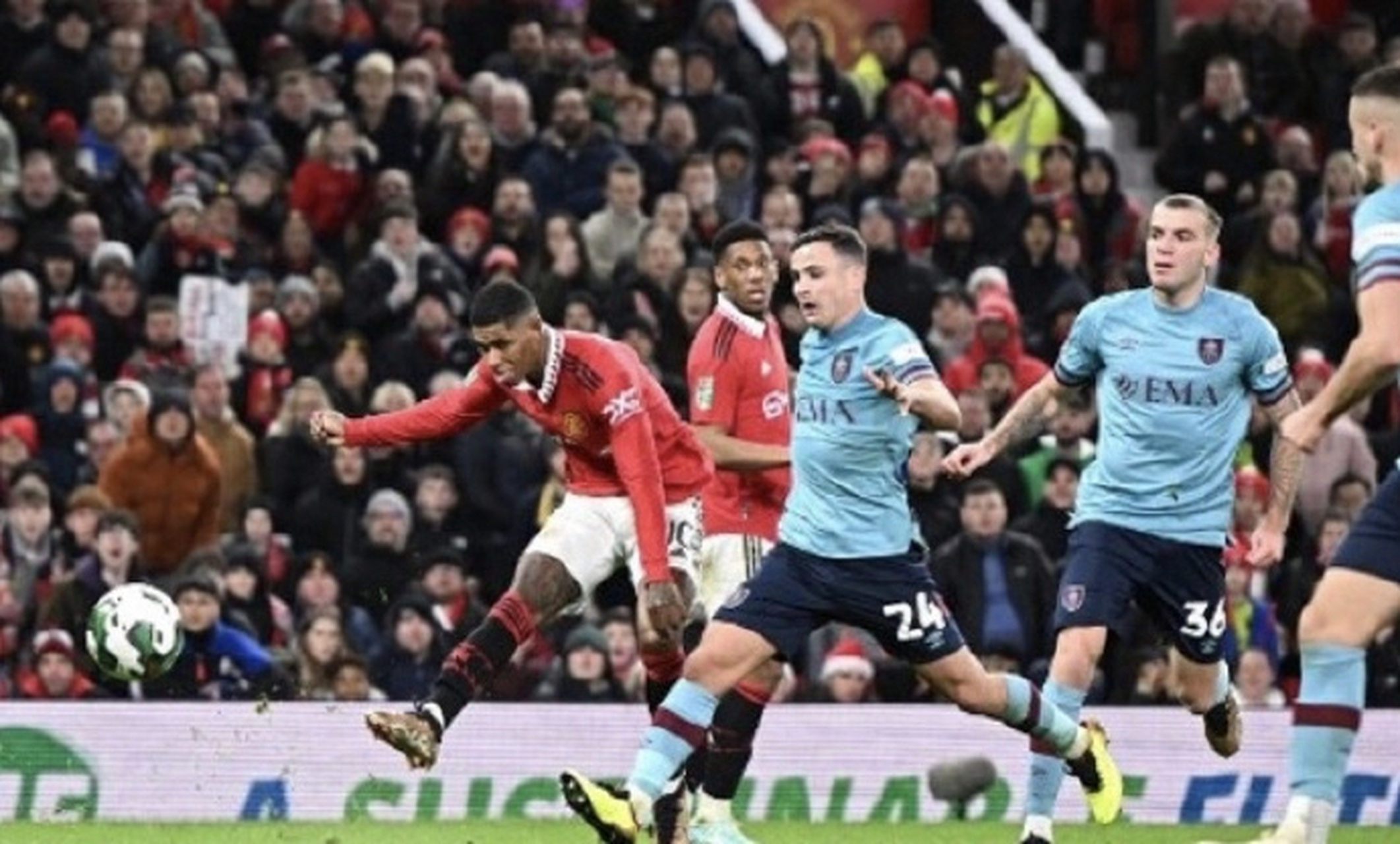 包含曼联全队势如破竹，扫除前进道路障碍的词条