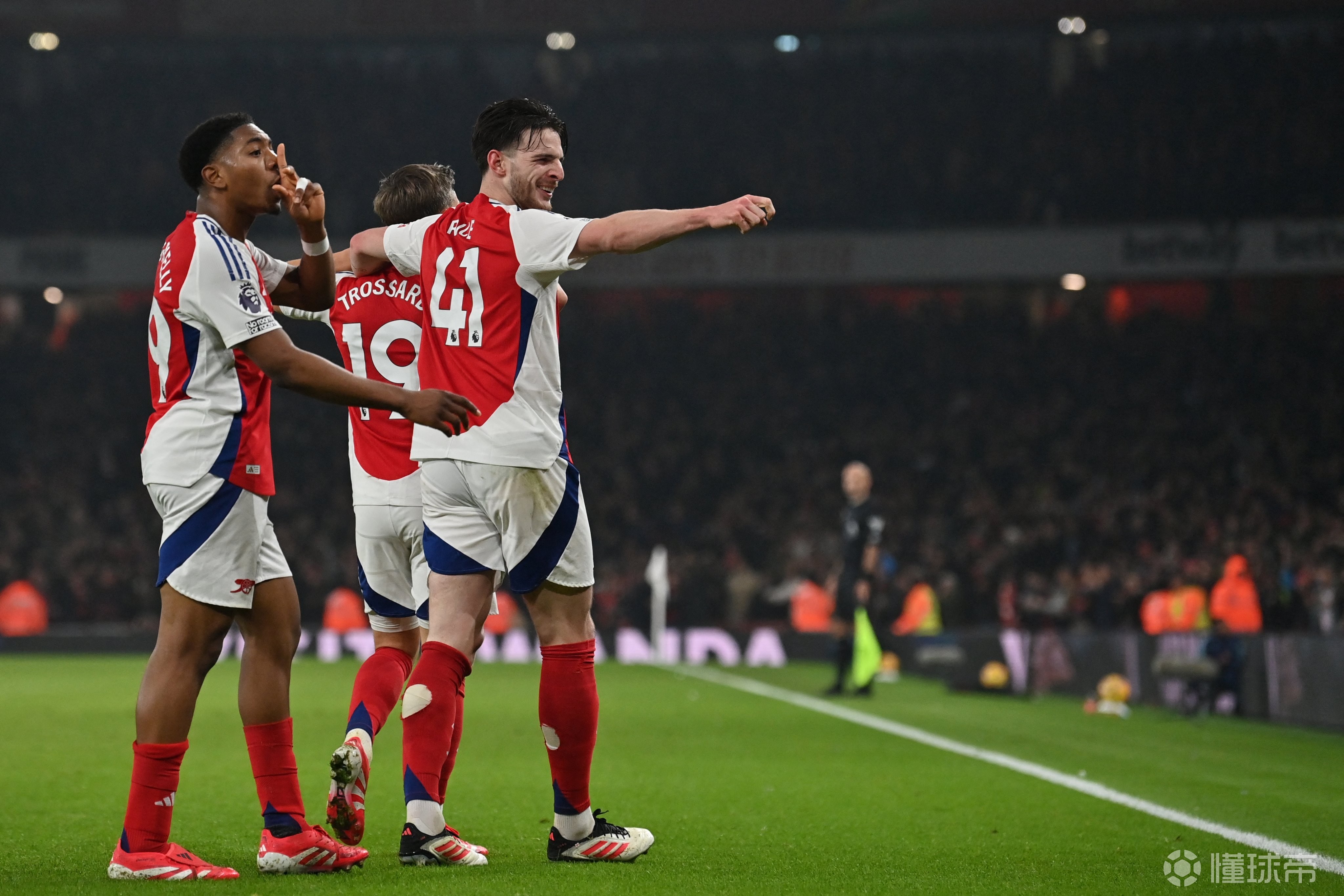 阿森纳球迷为球队的表现感到骄傲 阿森纳球迷为球队的表现感到骄傲