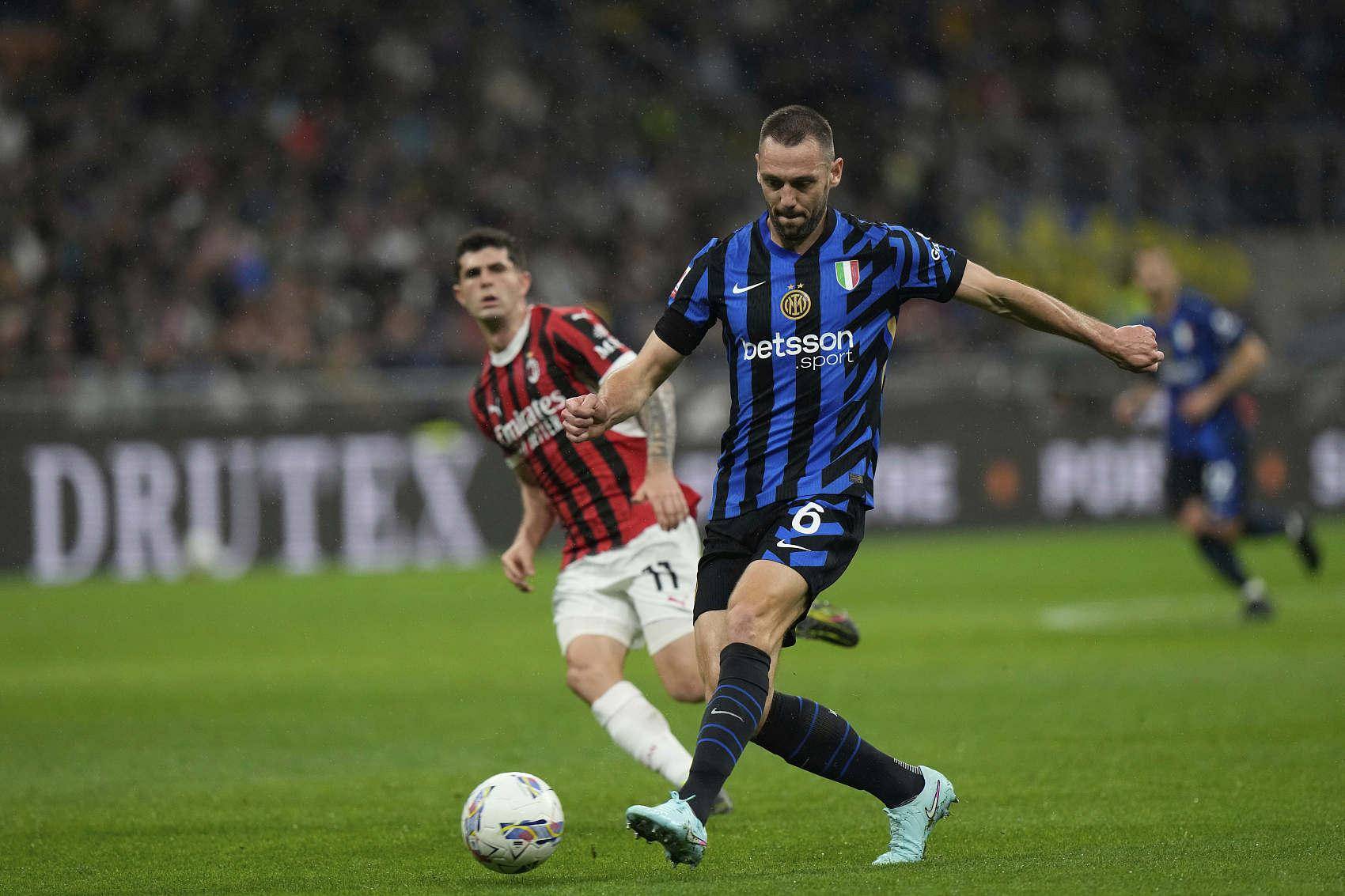 包含AC米兰大胜对手，继续领跑积分榜的词条