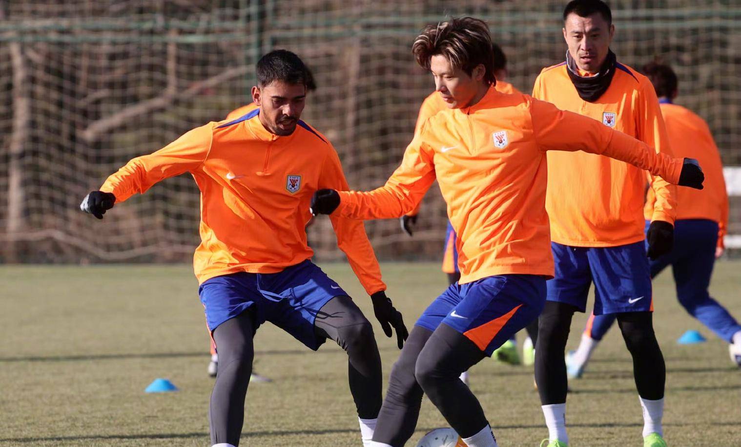 教练组合声援球员,提振士气备战 教练组合声援球员,提振士气备战