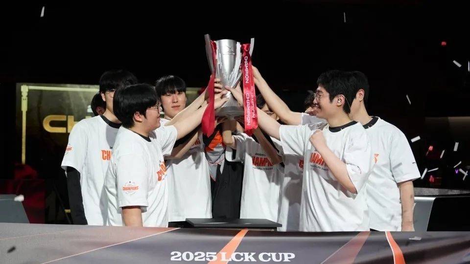 包含FPX翻盘FNC，Doinb操刀奇招英雄翻盘顶尖较量小组赛，锁定晋级资格的词条